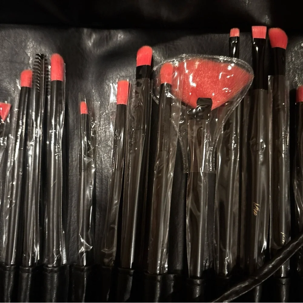 Mizz Fantasy 24-Piece Red Makeup Brush Set